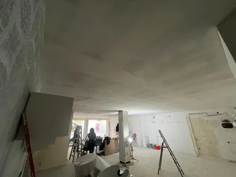 Geschlossene, gespachtelte Deckenfläche während der laufenden Arbeiten im Raum