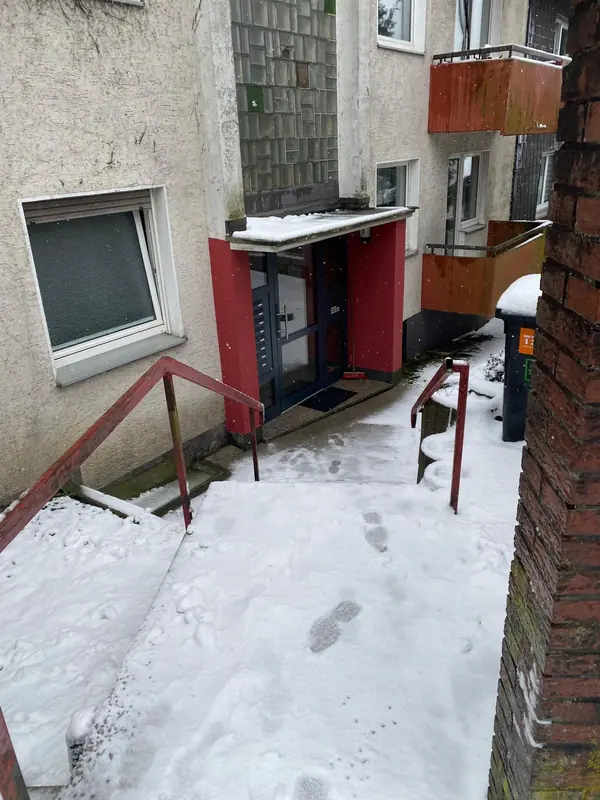 Vorher: angetretener Schnee auf dem Weg vor einem Hauseingang