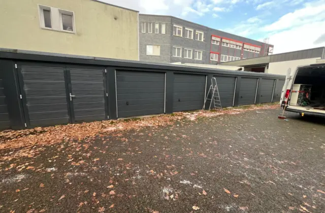Vorher: Reinigung einer Garagenreihe