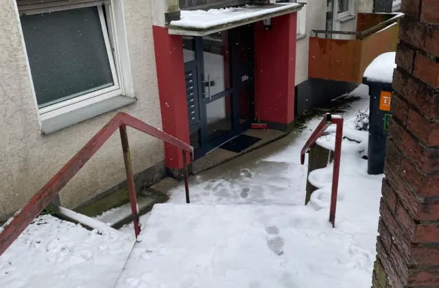 Vorher: Winterdienst an einem Hauseingang