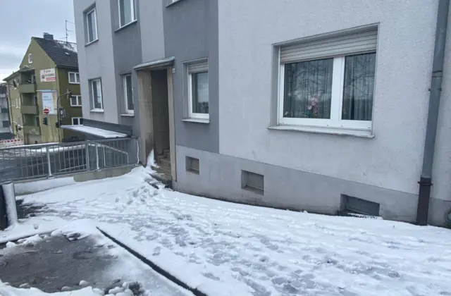 Vorher: Winterdienst an einer Hausfassade
